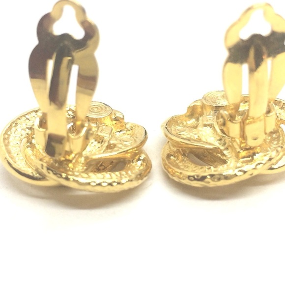 3/$30 VINTAGE 80S RUNWAY CLIP ON EARRINGS GOLD TONE SWIRL INTERLOCKING BUTTON - Picture 13 of 17